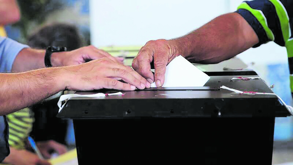 Jornal do Fundão - Luta pelo poder gera divisões internas no PS e PSD no distrito